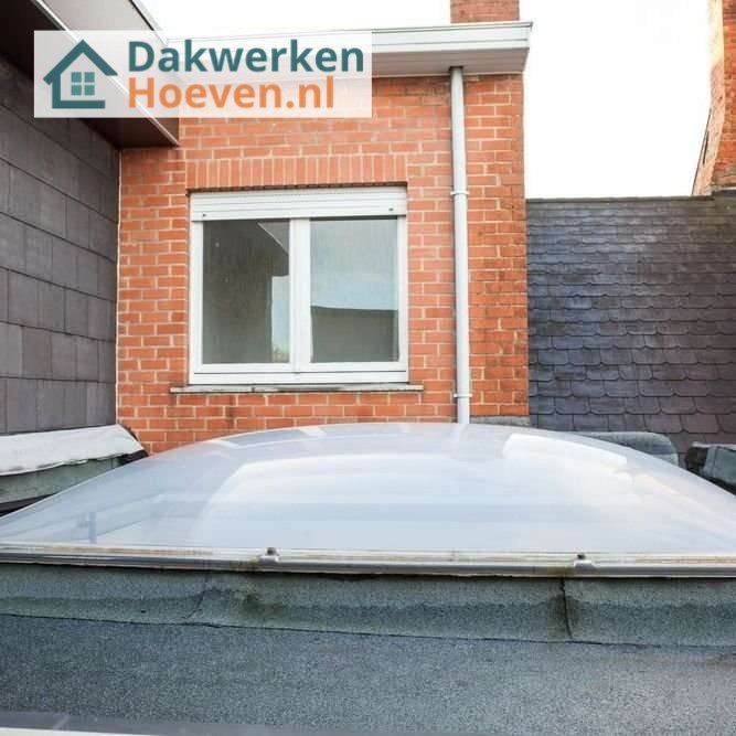 Inspectie van een plat dak in hoeven met lichtkoepel