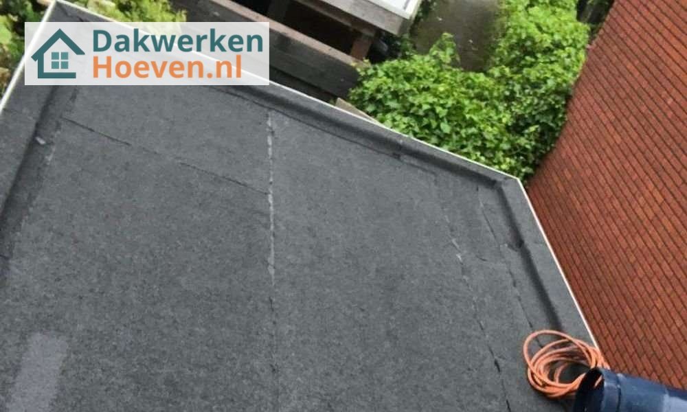 Wat kost een plat dak herstellen in Hoeven?